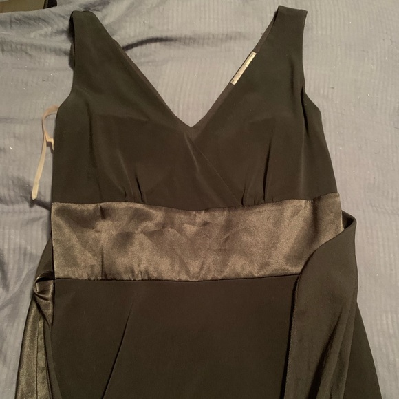 Xs (fits like a sm) black dress with back bow sash and tulle bottom detail - Picture 2 of 5